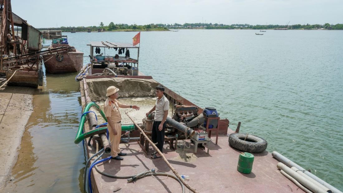 El Departamento de Policia de Trafico de la Policia de Quang Tri trabaja con los propietarios de barcos mineros de arena. Foto: Quang Tri Police