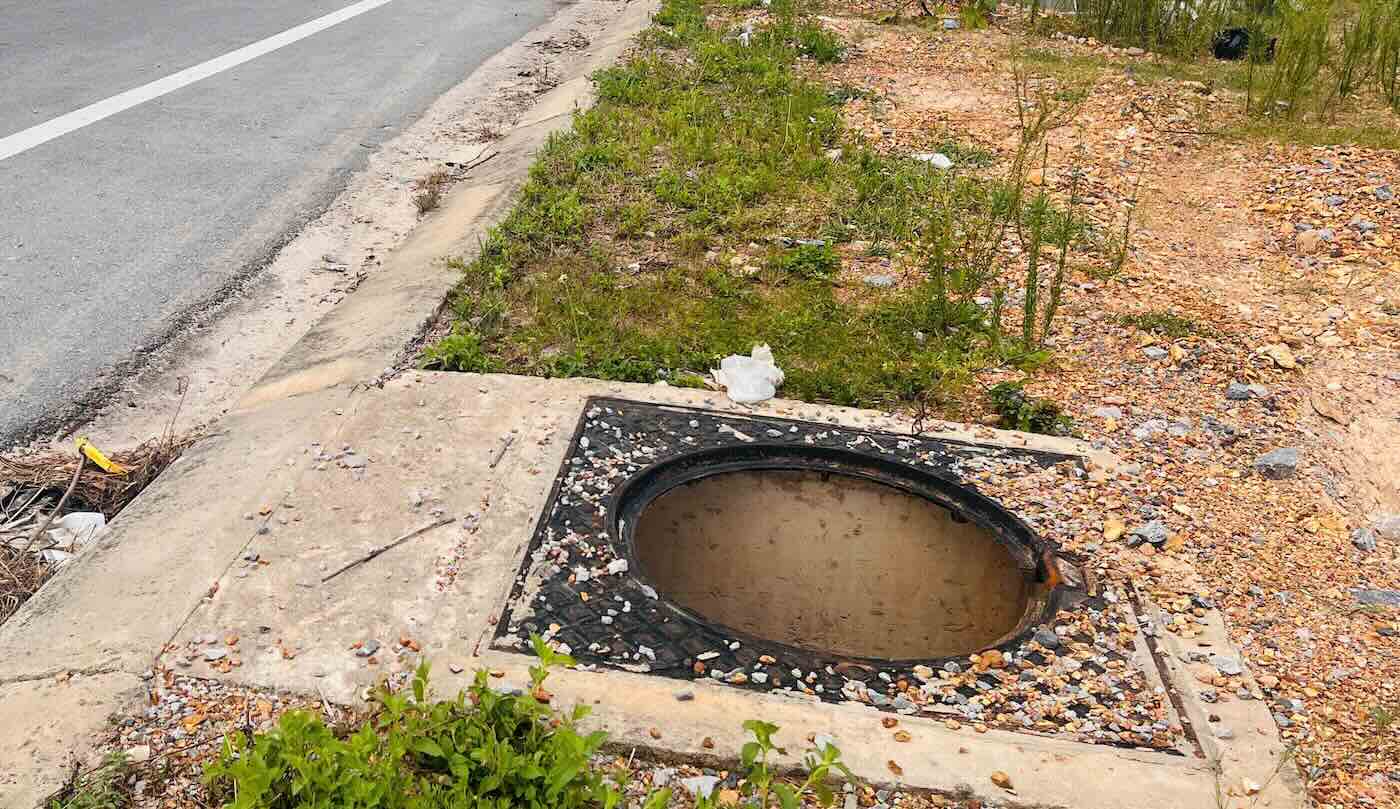 Nắp hố ga ở Quảng Trị bị trộm. Ảnh: Phương Sanh