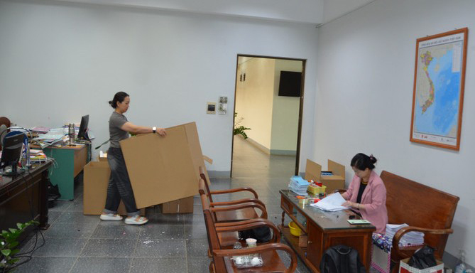 Gia Lai (old) staff moved their belongings to work at the new Administrative Center. Photo: Thanh Tuan