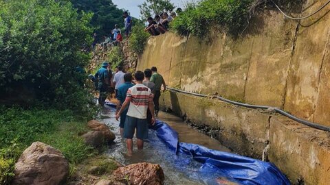 機能的な力とDuc Nhan Commune（Phu Tho）の人々は、洪水の犠牲者を見つけるために伸びる流れを歩いていました。写真：Phu Tho警察