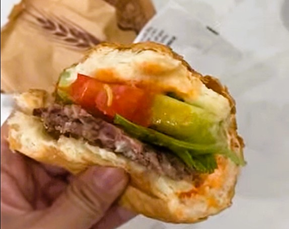 ハンバーガーはダナンの店のようです。写真：Truong an