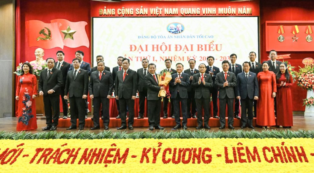 Thuong truc Ban Bi thu Tran Cam Tu tang hoa chuc mung Ban Chap hanh Dang bo TAND Toi cao nhiem ky 2025 - 2030 ra mat Dai hoi. Anh: Kim Thanh