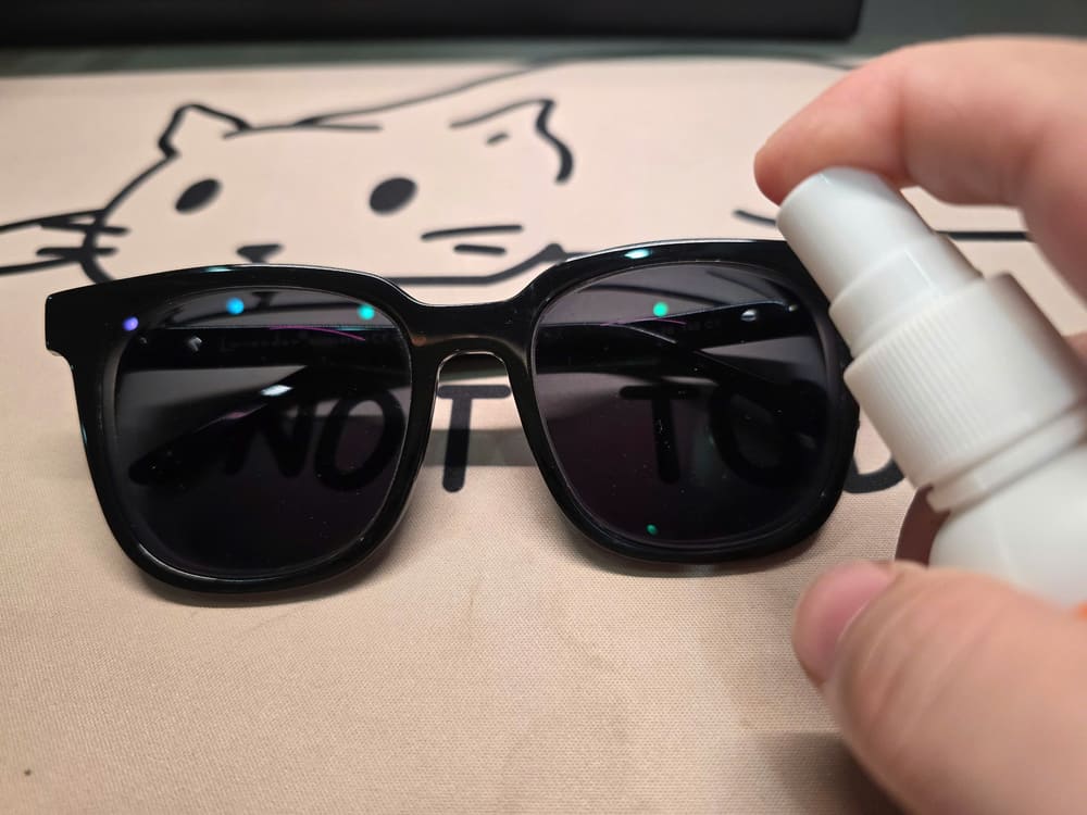 선글라스는 긁힘을 방지하고 사용 시간을 늘리기 위해 올바르게 세척해야 합니다. 사진: 뚜언 닷
