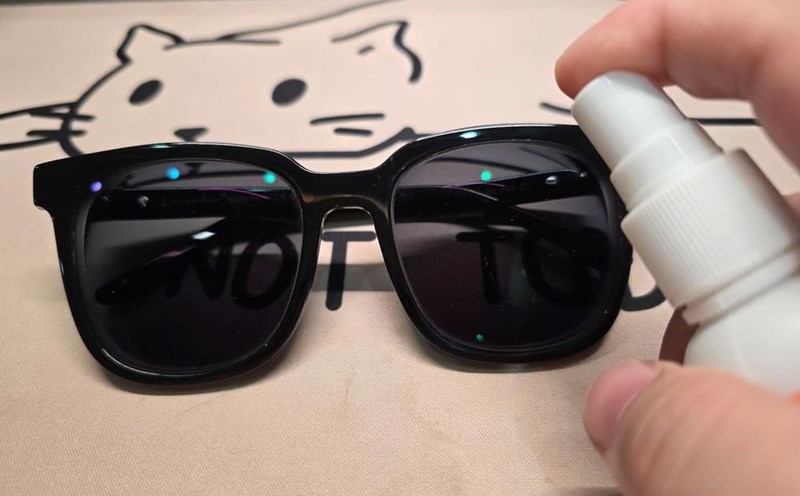 Glosses need to be cleaned properly to avoid scratches and increase long-term use. Photo: Tuan Dat