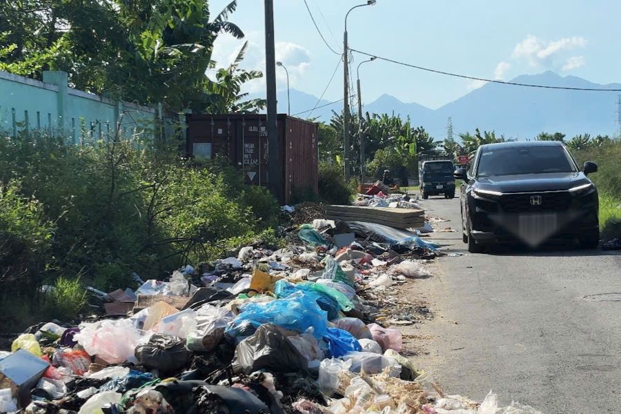 ゴミが道路に溢れ出し、ダナンの区は監視のためにカメラを設置する予定です。写真:Tran Thi