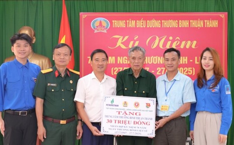 Mr. Vu Anh Tuan - Vice President of Petrovietnam Trade Union - and the working delegation presented gifts and provided support to war invalids and sick soldiers. Photo: Hien Khanh
