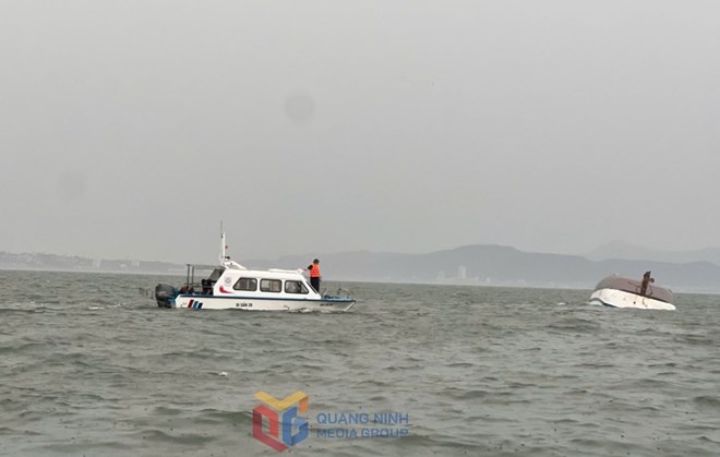 Tau du lich bi dam khi dang cho khach du lich vinh Ha Long. Anh: Trung tam Truyen thong tinh Quang Ninh