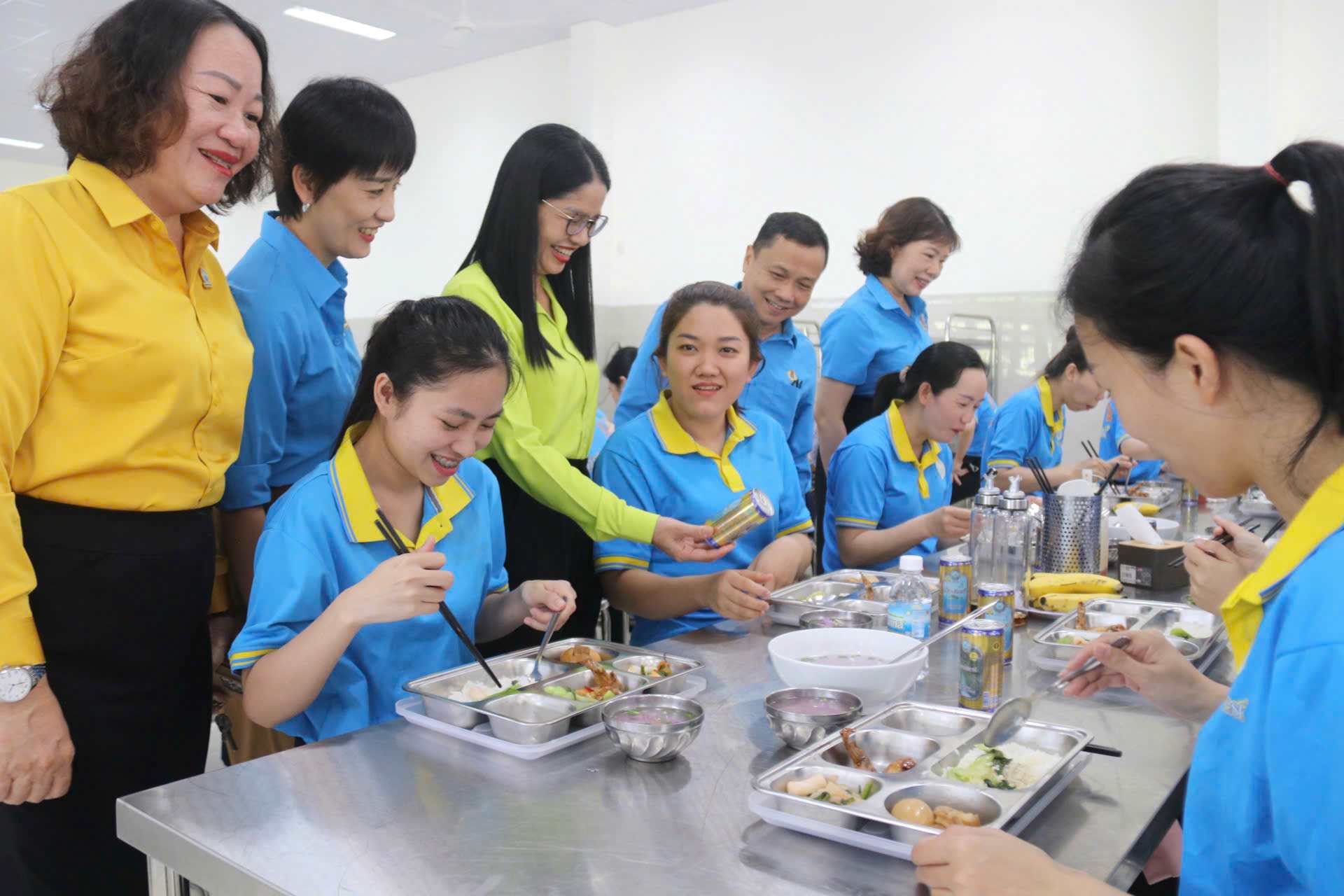 Bữa cơm Công đoàn được CĐCS Công ty Yến Sào Khánh Hòa phối hợp với công đoàn bộ phân tổ chức tại Cụm Công nghiệp Sông Cầu. Ảnh: Phương Linh