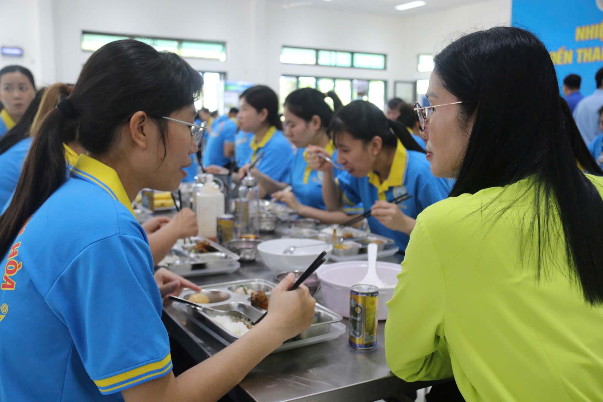 Lãnh đạo doanh nghiệp lắng nghe chia sẻ của đoàn viên, người lao động ở bữa cơm Công đoàn. Ảnh: Phương Linh