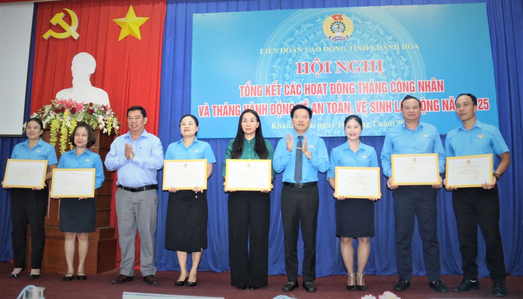 카인호아성 노동총연맹은 2025년 노동자의 달에 뛰어난 성과를 거둔 단체와 개인에게 표창장을 수여했습니다. 사진: 프엉린