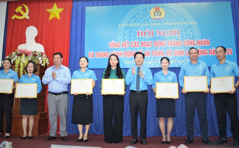 Khanh Hoa Provincial Labor Federation rewards collectives and individuals with outstanding achievements in Workers' Month 2025. Photo: Phuong Linh