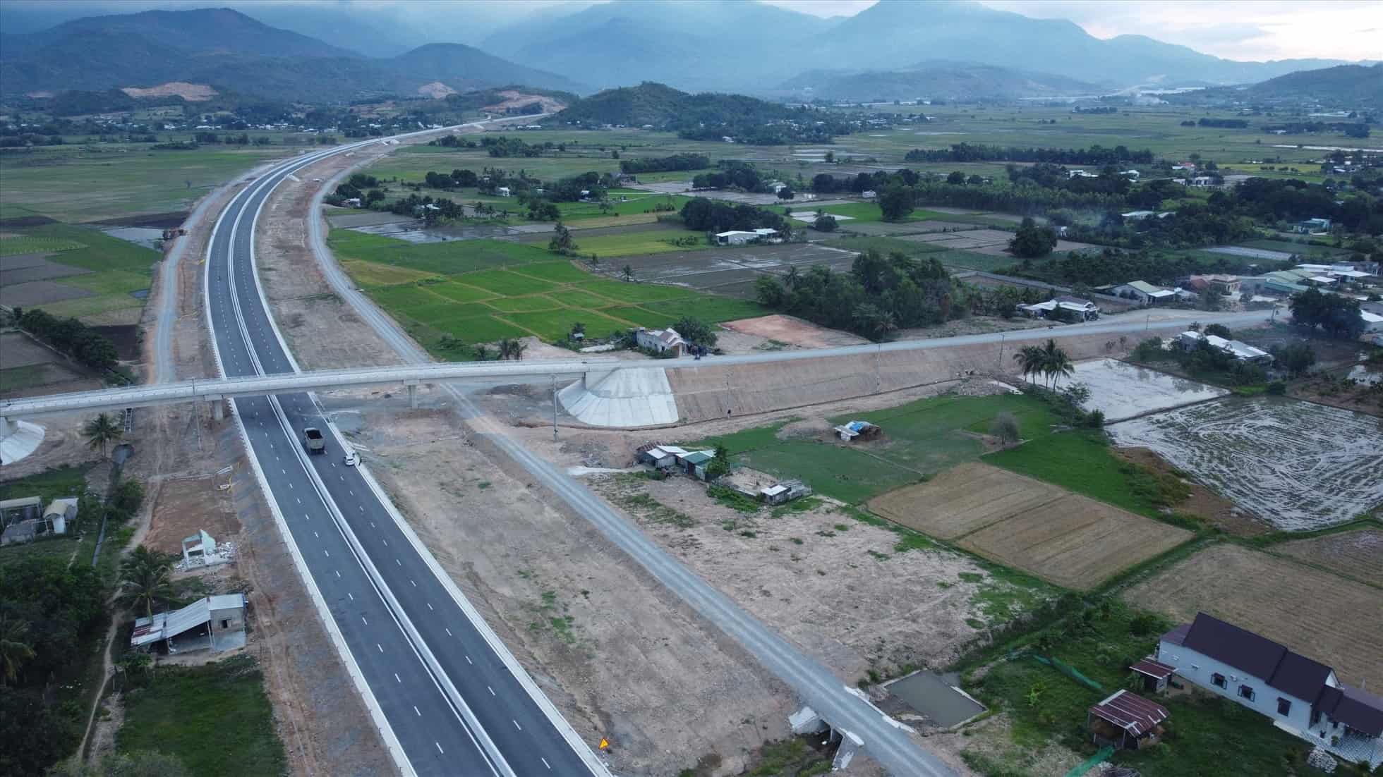 Cao toc Nha Trang - Cam Lam chinh thuc hoan thanh, dua vao khai thac tu ngay 19.5.2023. Anh: Huu Long