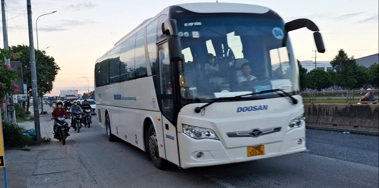 National Highway 1 through VSIP Quang Ngai Industrial Park has been repaired and stopped, vehicles have to squeeze through a narrow road, posing a high risk of traffic accidents. Photo: Vien Nguyen