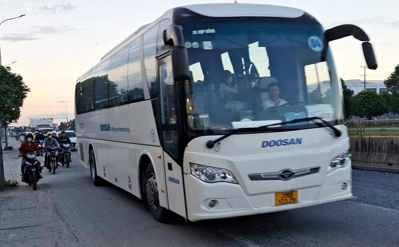 National Highway 1 through VSIP Quang Ngai Industrial Park has been repaired and stopped, vehicles have to squeeze through a narrow road, posing a high risk of traffic accidents. Photo: Vien Nguyen