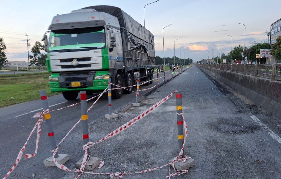 Nguoi dan rat mong don vi thi cong som hoan thien viec sua chua Quoc lo 1 doan qua Khu cong nghiep VSIP de viec luu thong duoc an toan. Anh: Vien Nguyen