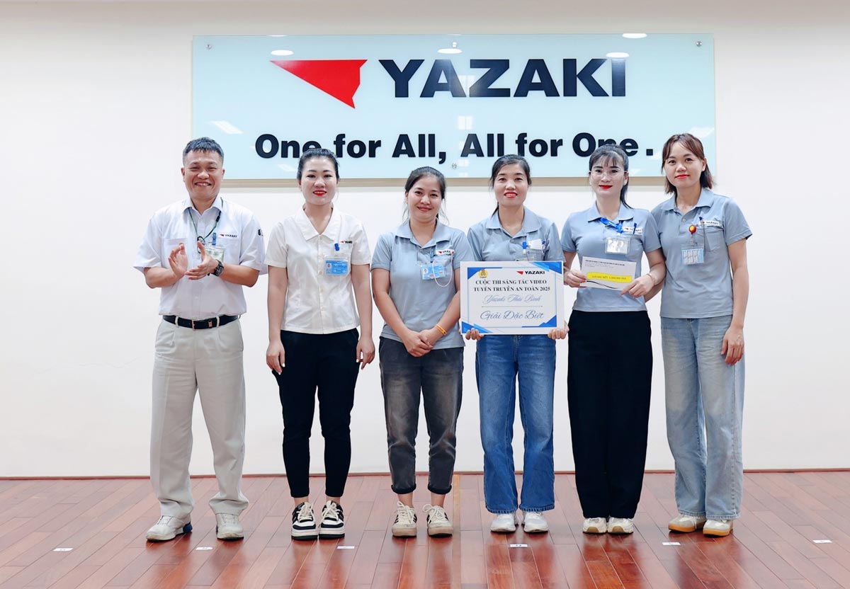 Los trabajadores en Hung Yen participaron con entusiasmo en la propaganda sobre seguridad para 2025. Foto: Sindicato de Yazaki