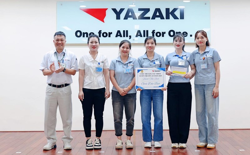 Workers in Hung Yen are excited to participate in the propaganda about safety in 2025. Photo: Yazaki Thai Binh Trade Union