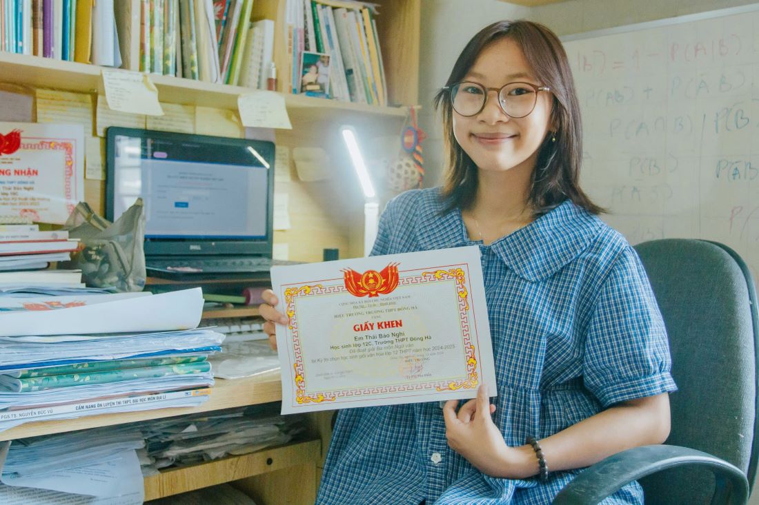 Female student Thai Bao Nghi achieved 9.75 points in Literature. During high school, he studied Literature well and won the prize in the excellent student exam. Photo: Han Nguyen
