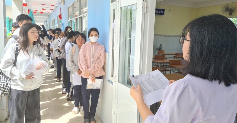 Candidates prepare to enter the high school graduation exam room at the Bac Lieu High School for the Gifted, Bac Lieu province, now Ca Mau province. Photo: Nhat Ho