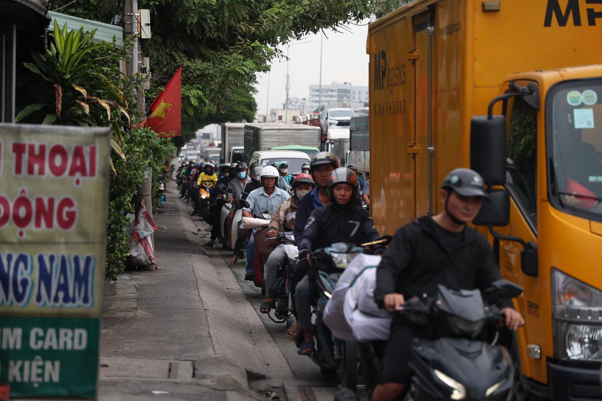 Tinh trang un tac thuong xuyen xay ra tai khu vuc nut giao nga tu Dinh, tren duong Do Muoi. Anh: Quynh Anh