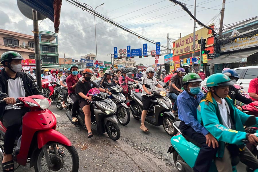 Luong phuong tien dong khien giao thong tai khu vuc luon trong tinh trang lon xon. Anh: Quynh Anh