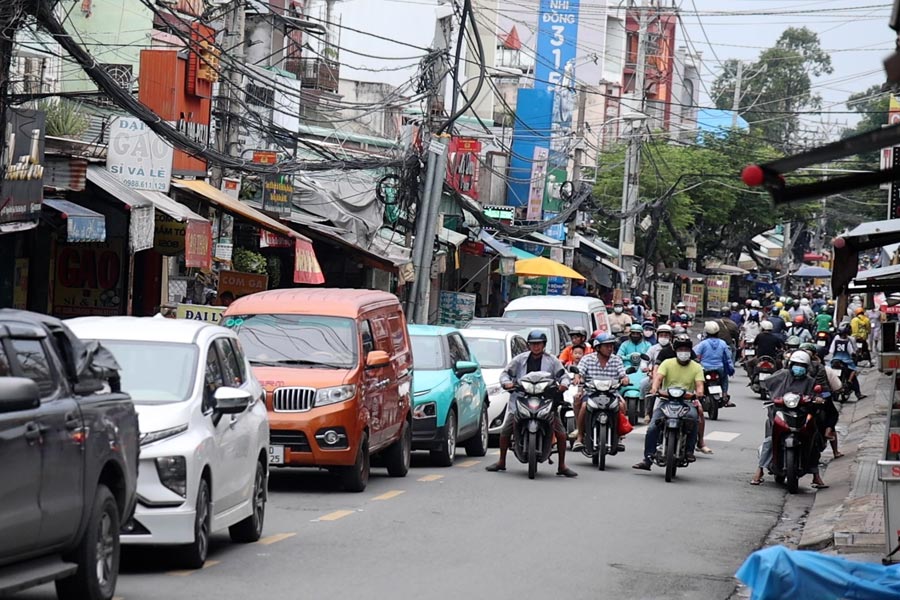 Vao gio cao diem, nhieu phuong tien tham chi lan lan, di nguoc chieu de tranh tac tren duong Nguyen Van Qua huong ra nga tu Dinh. Anh: Quynh Anh