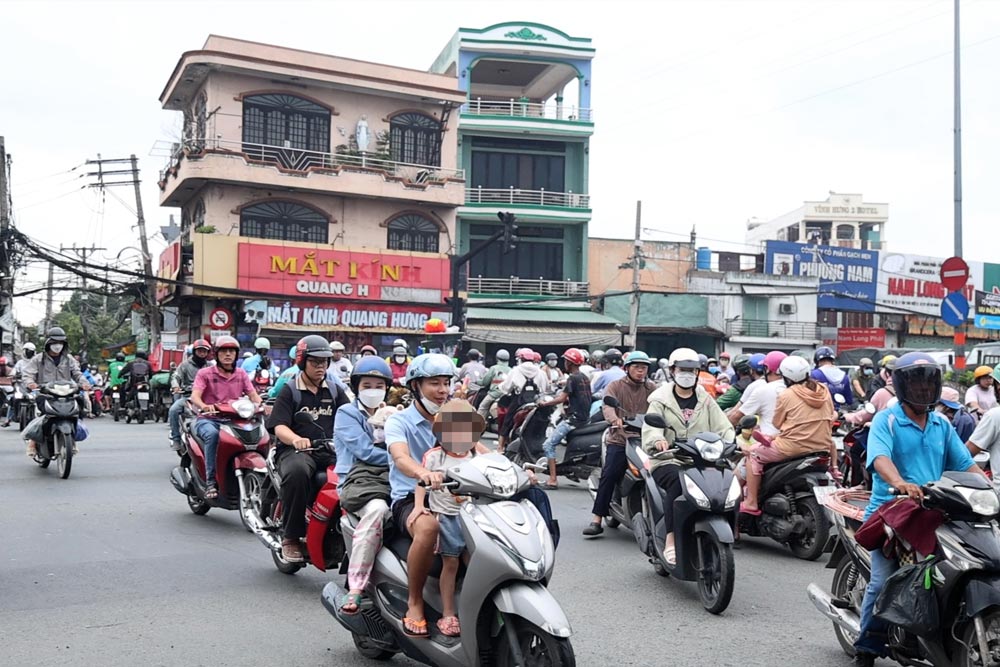 Dong phuong tien di chuyen lon xon qua nga tu Dinh. Anh: Quynh Anh