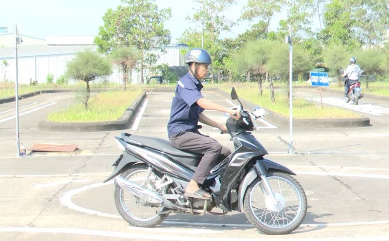 Da Nang announces a list of training facilities for car and motorbike drivers who are eligible to operate. Photo: Tran Thi