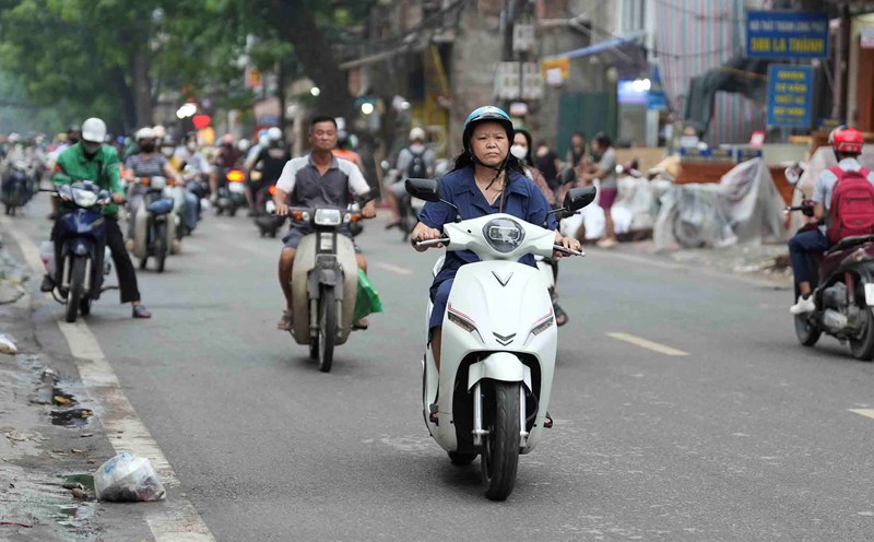 Vehicles traveling on De La Thanh Street (Hanoi Ring Road 1). Photo: Huu Chanh