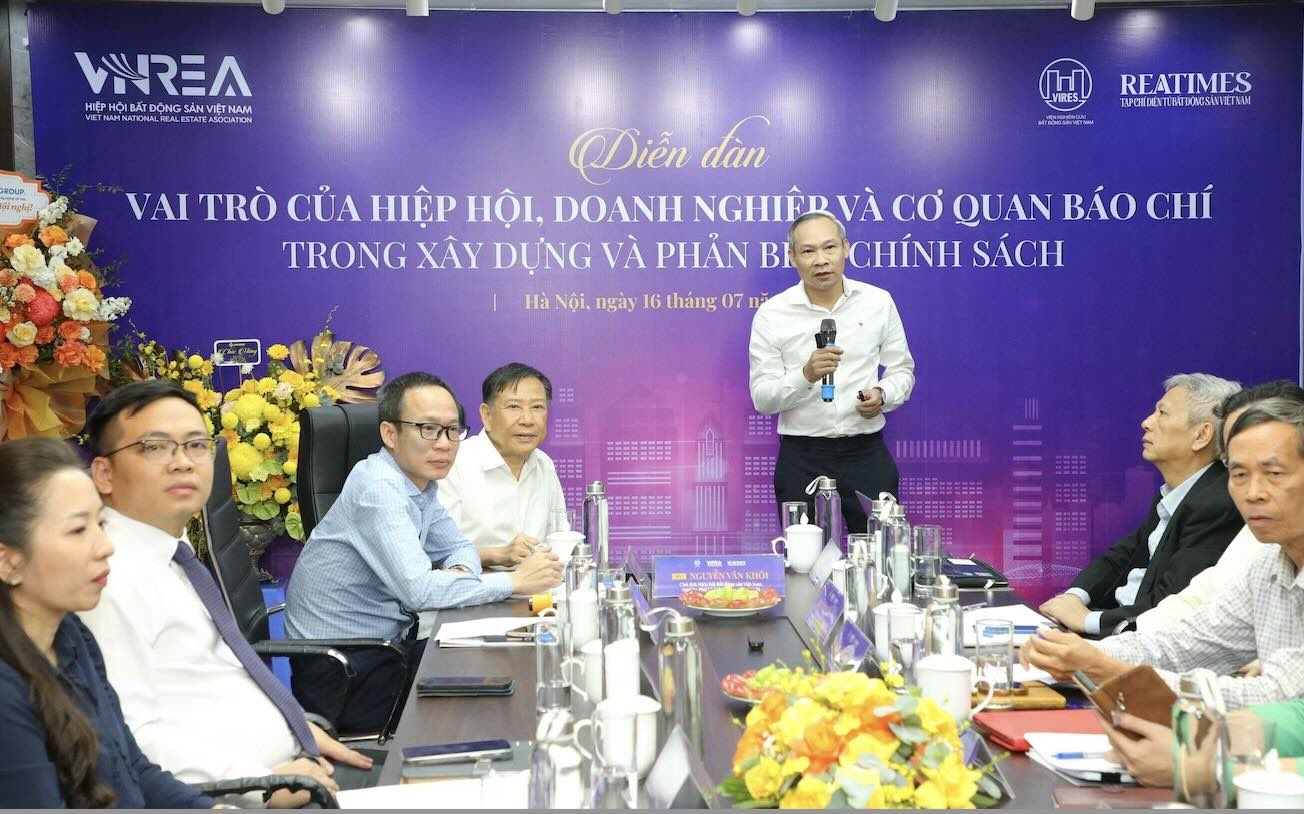 DBQH Phan Duc Hieu cho rang bao chi can dong vai tro phan bien va giam sat chinh sach.