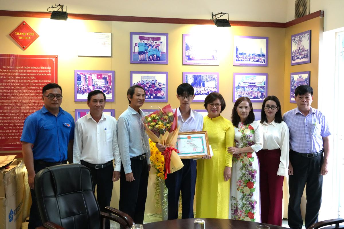 Vung Tau Ward People's Committee organized a ceremony to reward and present flowers to congratulate Phan Quang Hien Vinh on his excellent achievements in the graduation exam. Photo: Thanh An