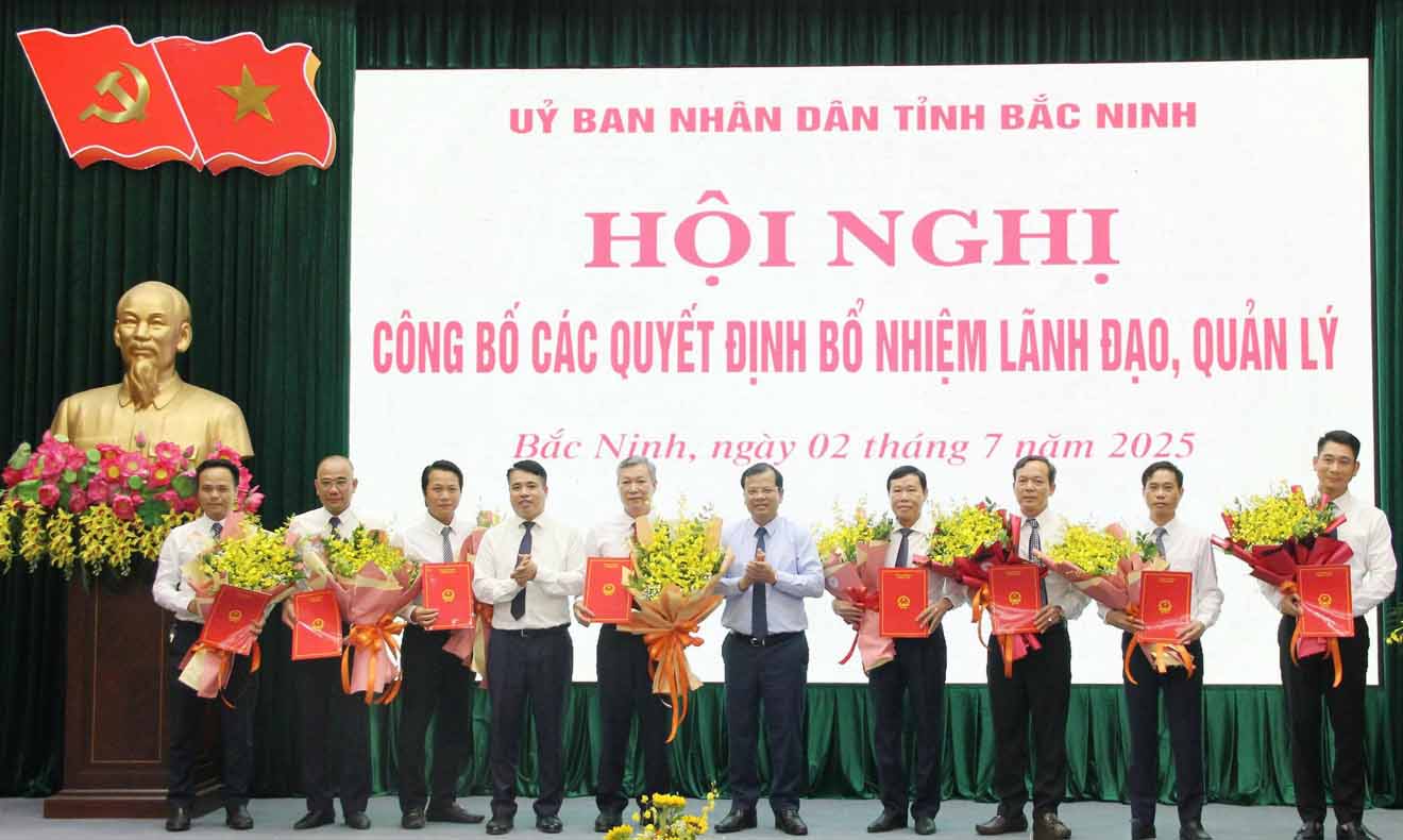 판 테 뚜언(Phan The Tuan) 박닌(Bac Ninh)성 인민위원회 부위원장과 응우옌 비엣 훙(Nguyen Viet Hung) 건설국 국장이 지난 7월 2일 박닌(Bac Ninh)성 건설국 부국장들에게 결정서를 수여하고 꽃다발을 전달했습니다. 사진: 타오 미(Thao My)