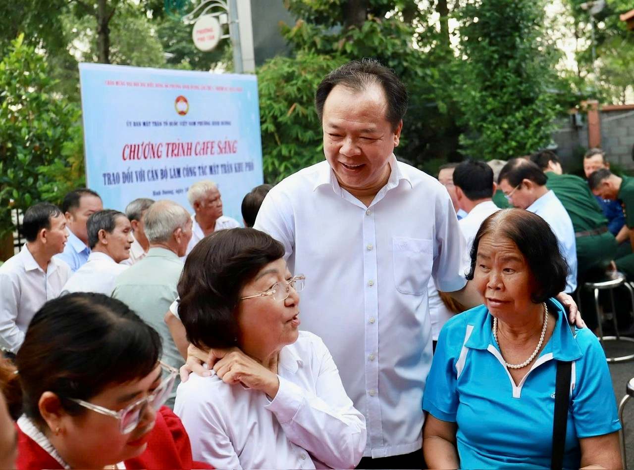 El Sr. Nguyen Van Dong - Secretario de Binh Duong Ward asistio al programa "Cafe brillante" organizado por el Comite del Frente de la Patria de Vietnam de la sala. Foto: Portal electronico de Binh Duong Ward.
