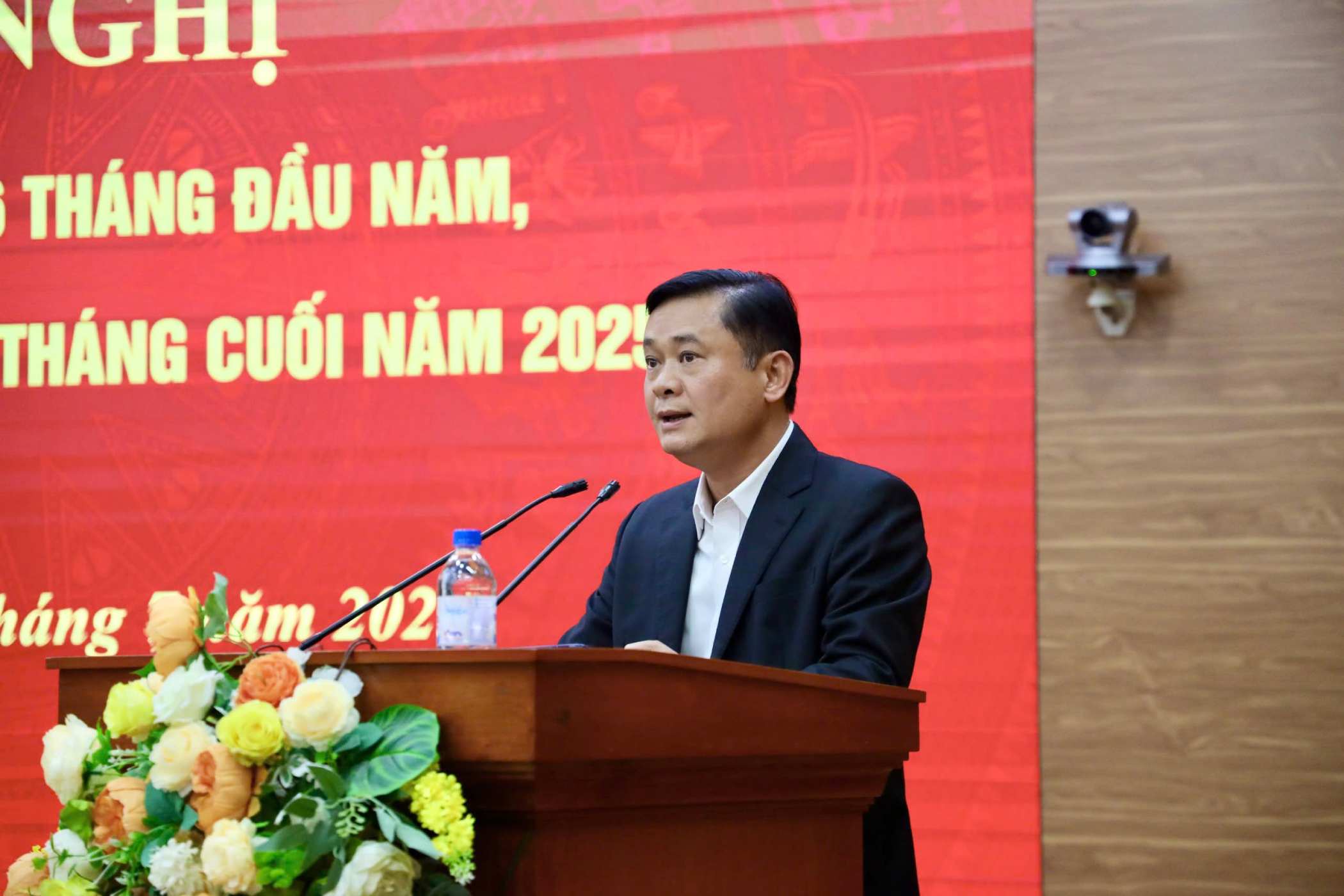 Dong chi Thai Thanh Quy, Uy vien Trung uong Dang, Pho Truong Ban Thuong truc, Bi thu Dang uy trinh bay bao cao.