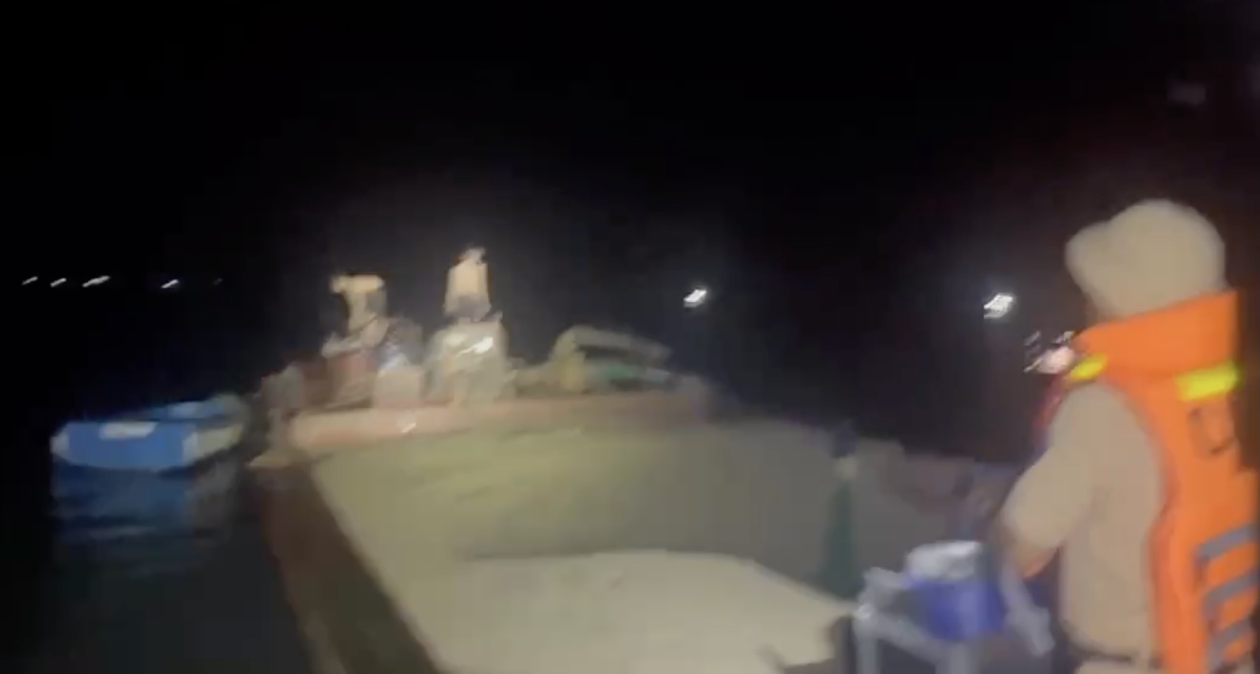 Nhat Le川で11m3の出所不明の砂を運んでいる人を発見.