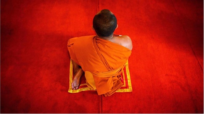 Un monje en Tailandia esta meditando. Foto: AFP