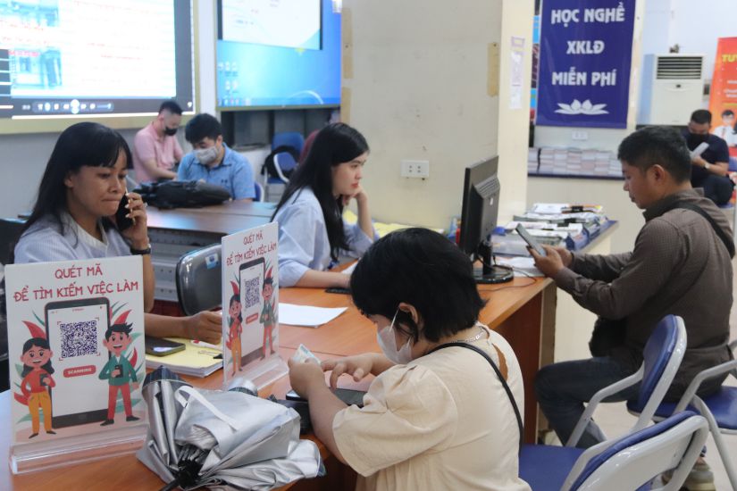 ハノイ雇用サービスセンターが主催する雇用取引セッションで、企業が提示した数千の魅力的な給与水準の採用要件。写真:Nguyen Linh