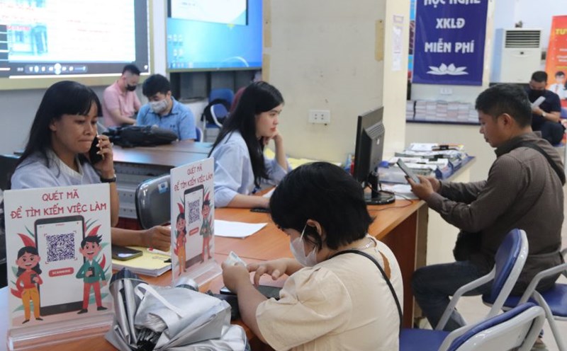 Thousands of recruitment targets with attractive salaries were presented by businesses at the job fair organized by the Hanoi Employment Service Center. Photo: Nguyen Linh