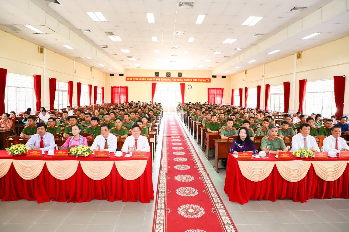 Quang canh Le khai giang. Anh: Cong an Can Tho