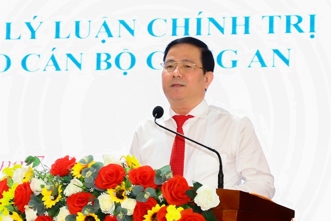Ong Tran Van Huyen - Pho Bi thu Thanh uy Can Tho phat bieu tai Le khai giang. Anh: Cong an Can Tho