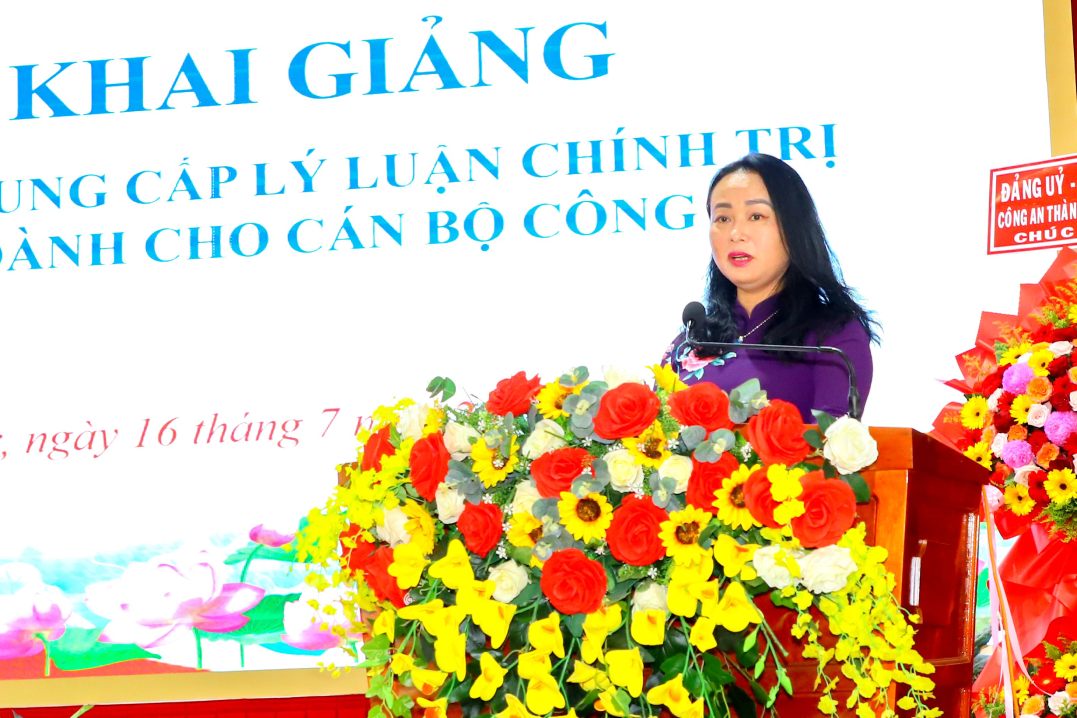 Ba Nguyen Thi Tuyet Loan - Hieu truong Truong Chinh tri Can Tho phat bieu tai Le khai giang. Anh: Cong an Can Tho