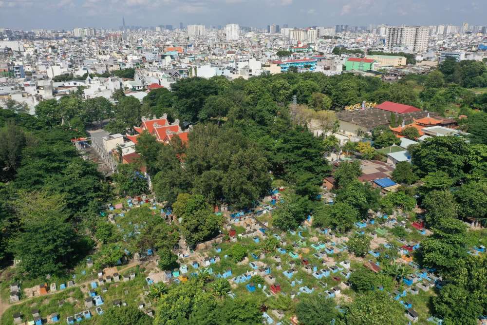 Nghĩa trang Bình Hưng Hòa, tọa lạc tại quận Bình Tân cũ, với diện tích lên tới 44,5 ha và gần 54.000 ngôi mộ. Ảnh: Anh Tú