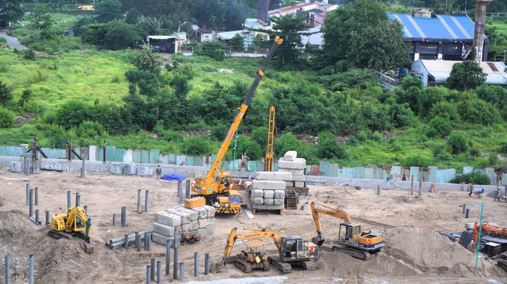 Các công nhân đang khẩn trương thi công các hạng mục móng và trụ. Ảnh: Anh Tú