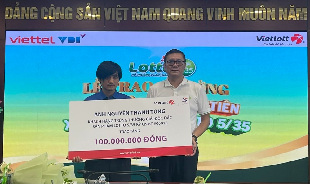 Anh Do Quoc Dung trao 100 trieu dong de xay dung nha tinh nghia/dai doan ket. Anh: Vietlott