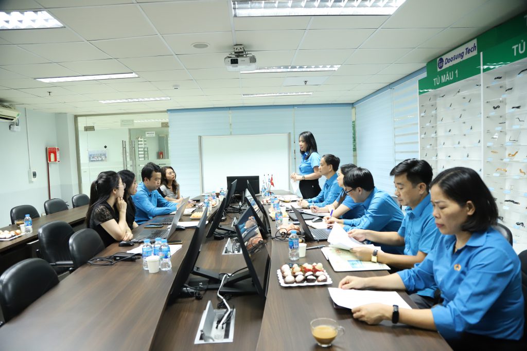 Phu Thoは、労働者、労働者向けに「労働組合の食事」を実施しています。写真:DVCC