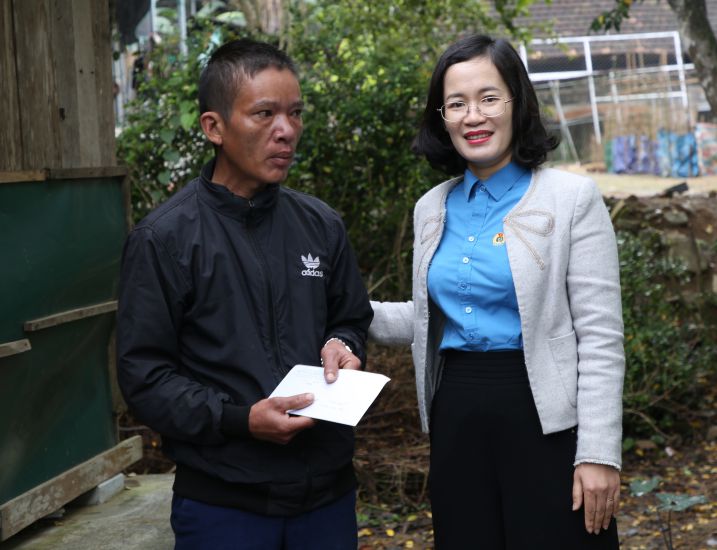 組合は、クアン・トライの労働者に臨時家と老朽化した家の実施を支援するために贈り物を授与しました。写真：コング・サン