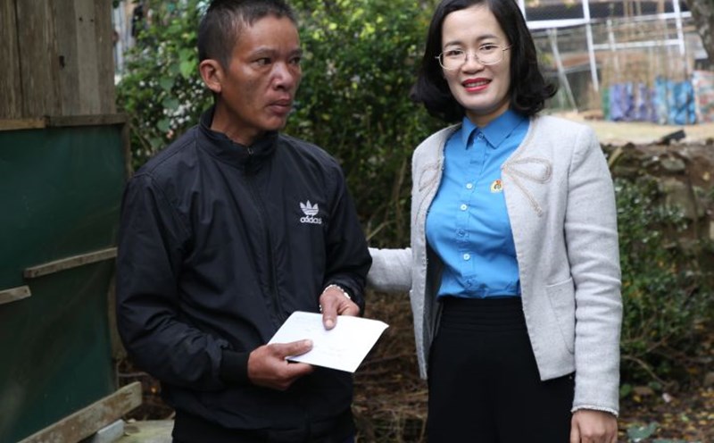 The union presented gifts to support the construction of temporary and dilapidated houses to workers in Quang Tri. Photo: Cong Sang