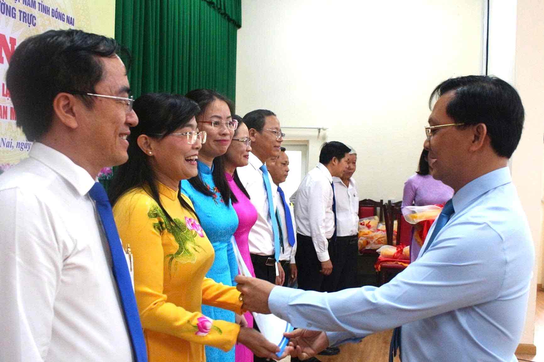 El Sr. Ha Anh Dung - Vicepresidente Permanente del Comite del Frente de la Paterna de Vietnam de la Provincia de Dong Nai, otorgo la decision del Comite de Trabajo de Trabajo. Foto: HAC