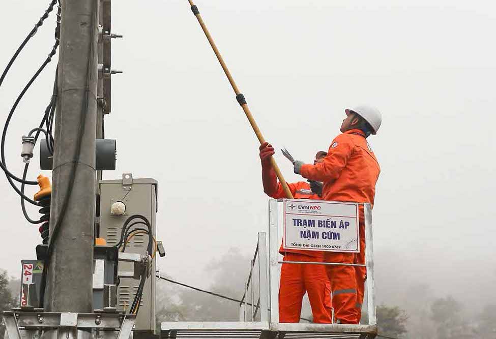 Workers energized at the Nam cum village transformer station, Na Tau commune, Dien Bien province. Photo: Thanh Binh