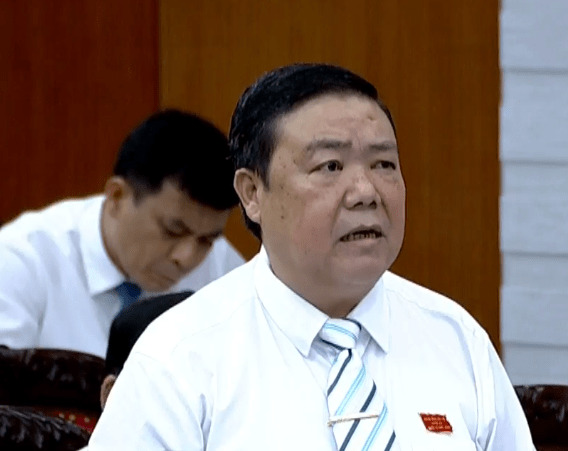 Đại biểu Thào A Só đặt câu hỏi chất vấn lãnh đạo UBND tỉnh Sơn La. Ảnh: Nguyễn Trường